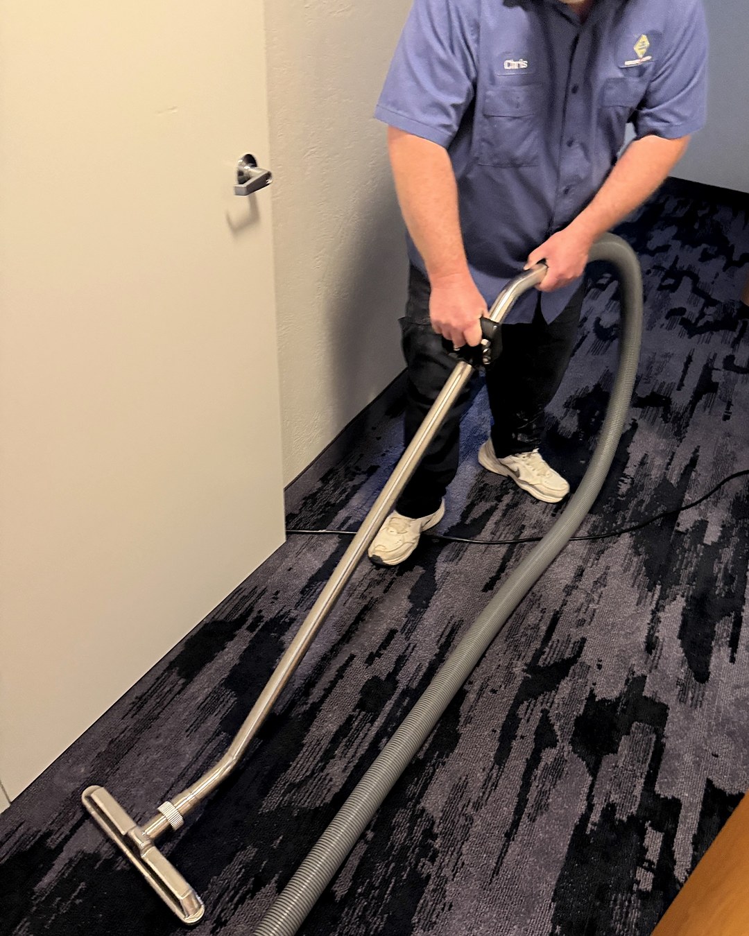 1-800 WATER DAMAGE technician extracting water from hotel carpeting